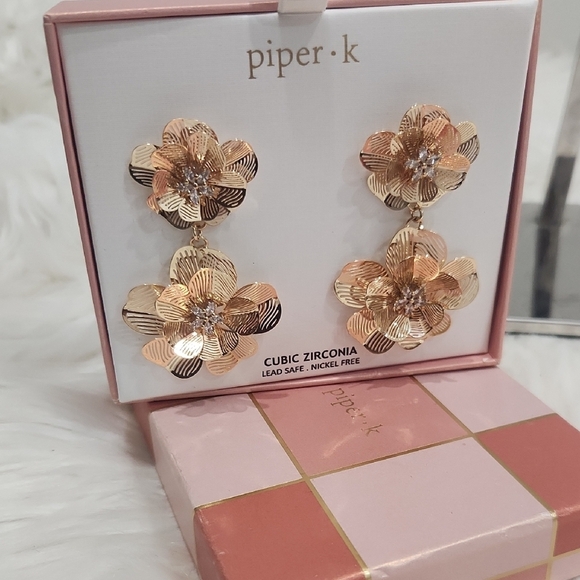 🔹️Piper K 🔹️ Gold Flower Blossom  Layered Petal Cubic Zirconia Drop Earrings - Picture 3 of 5